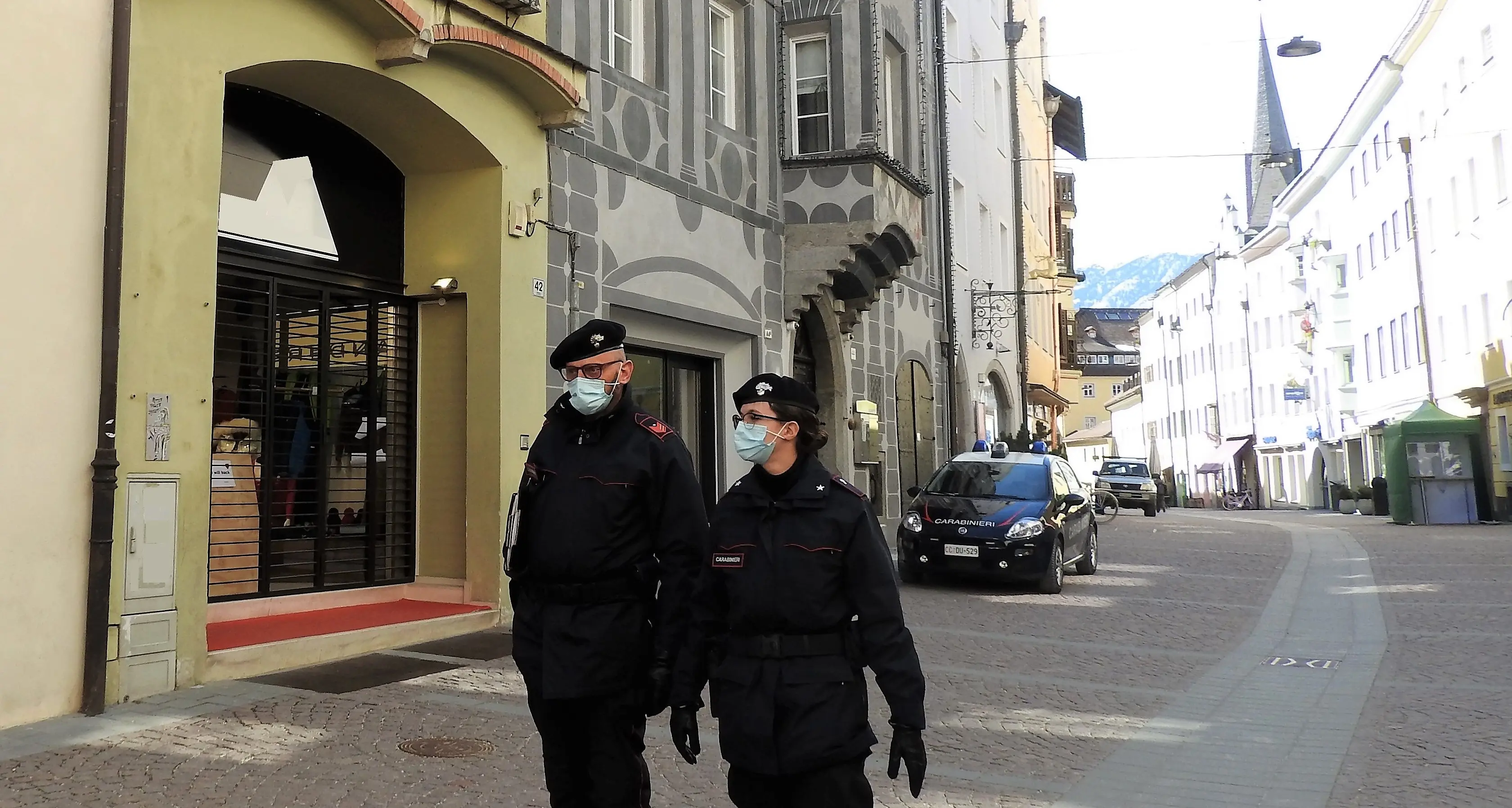 Si rifiuta di mostrare il Green Pass e continua a servire i clienti: i carabinieri le chiudono il locale