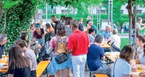 Via Roen non ci sta e reagisce: una festa in risposta ai vandali