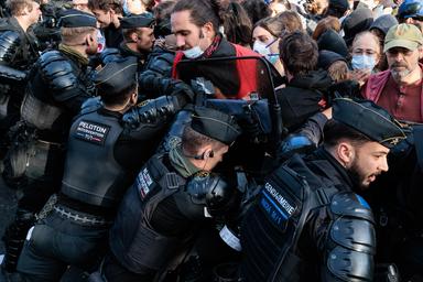 Via a manifestazioni studenti in Francia, tensione in diverse città