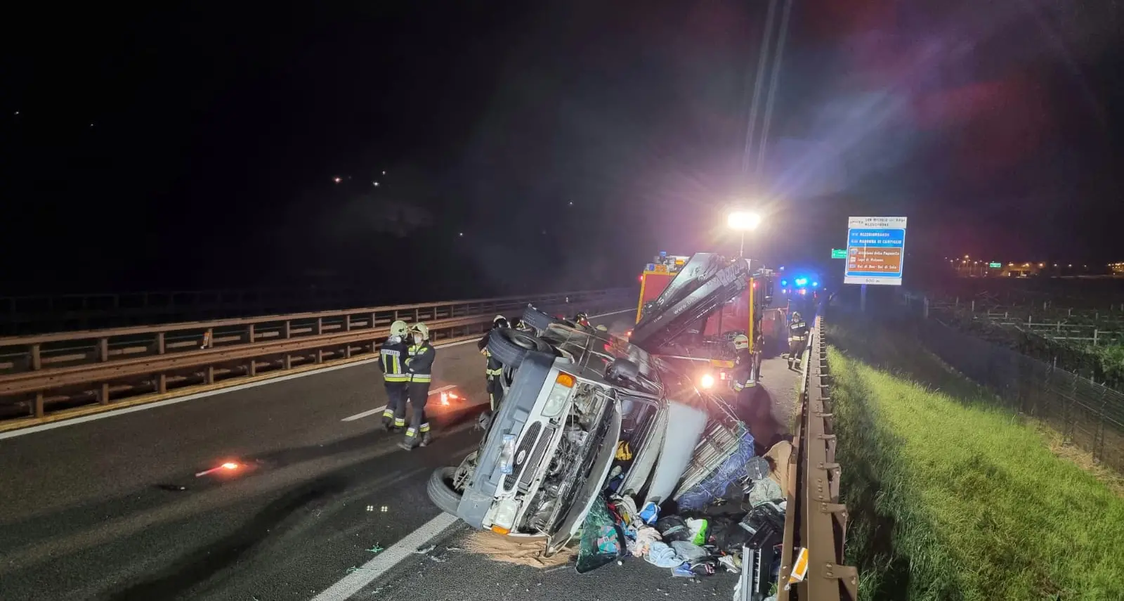 Furgone si rovescia in A22: intervento di soccorso notturno