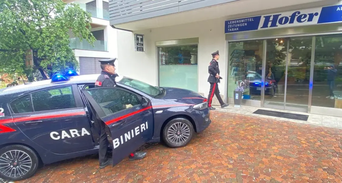 Aggredisce l’anziana tabaccaia con lo spray al peperoncino e la rapina: arrestato nel giro di un’ora