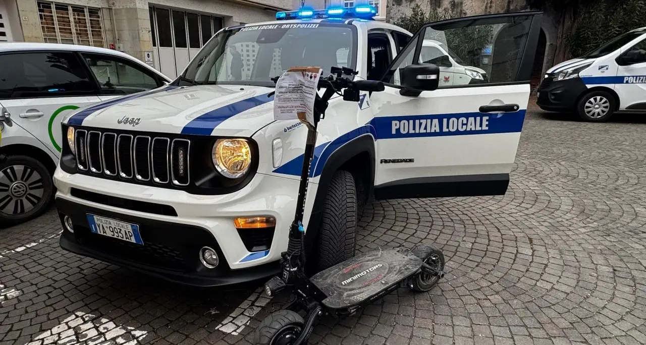 Minorenne a bordo di un “super monopattino” truccato: sequestro a Merano