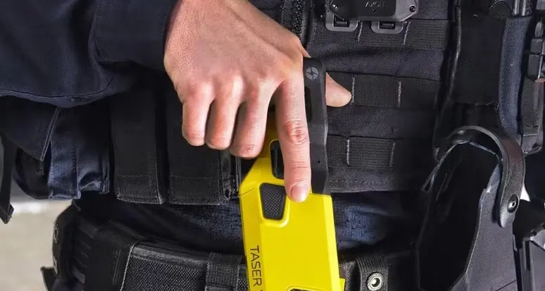 «Ho quasi 80 anni e tengo un taser in auto per i bulli»