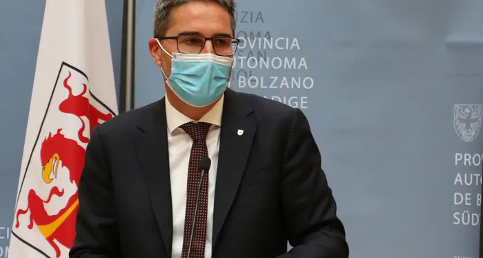 Kompatscher: «In zona bianca stop all’obbligo della mascherina all’aperto»