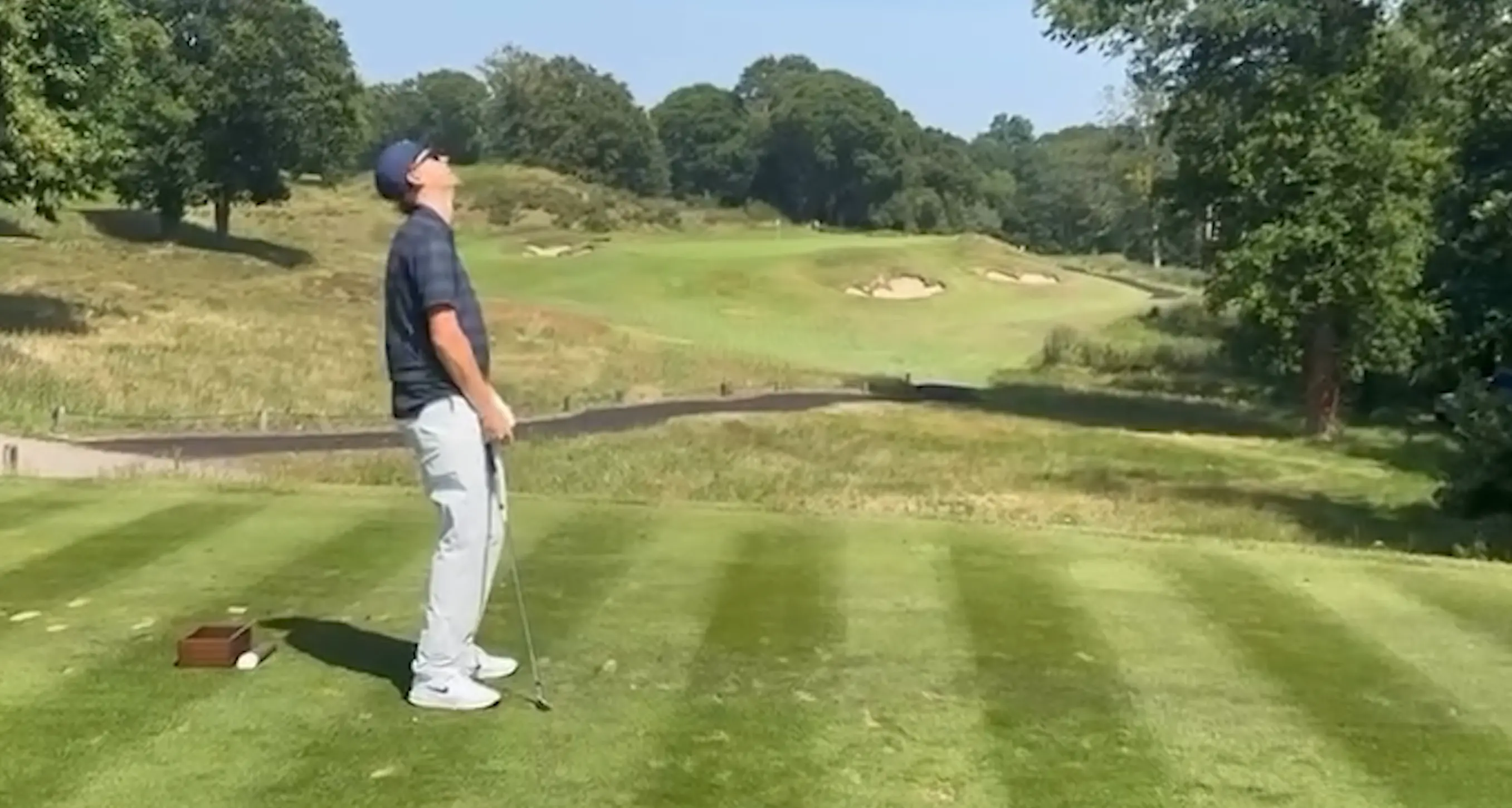 Con la racchetta è un genio, sul campo da golf… Sinner, che risate con Cahill