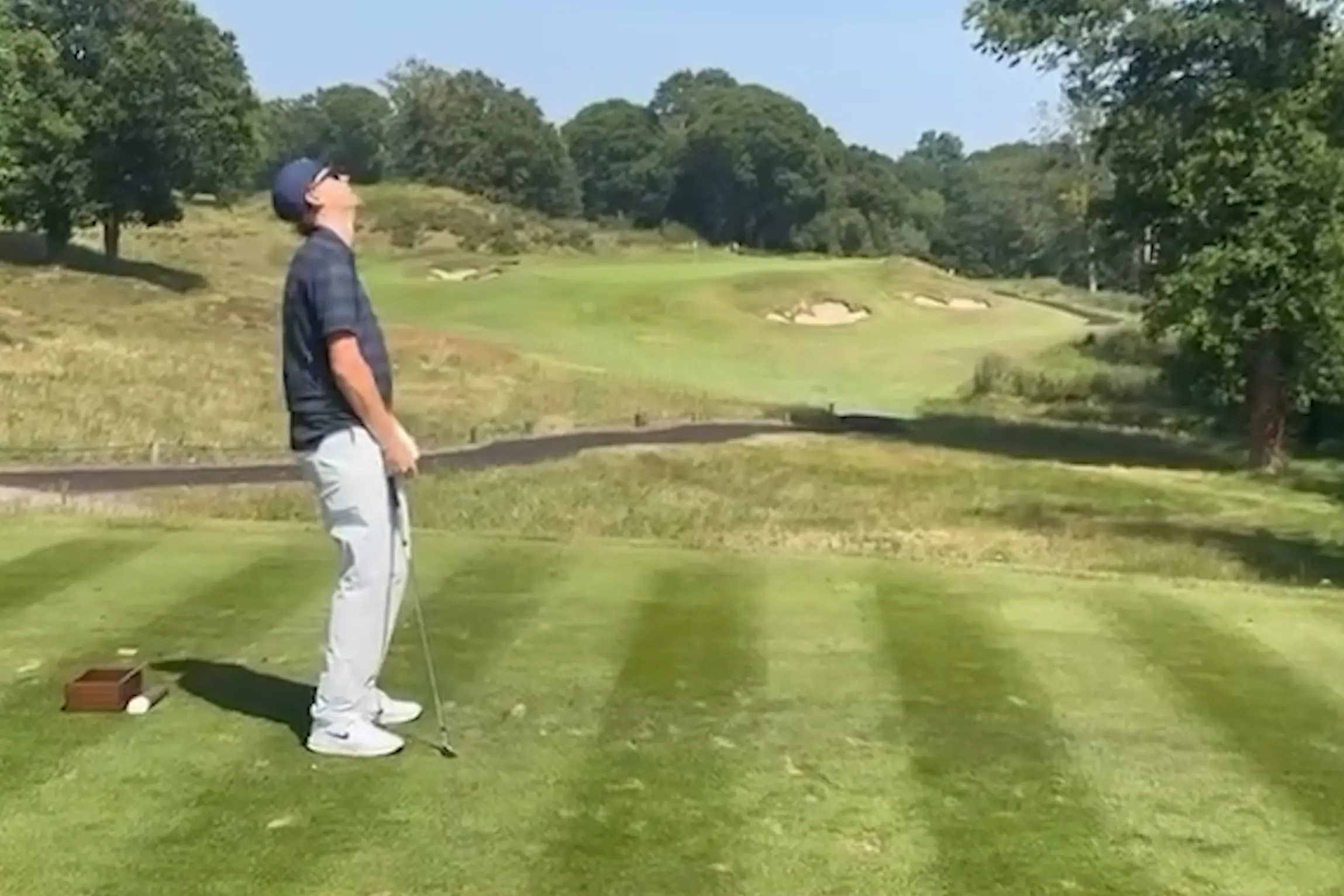Con la racchetta è un genio, sul campo da golf… Sinner, che risate con Cahill