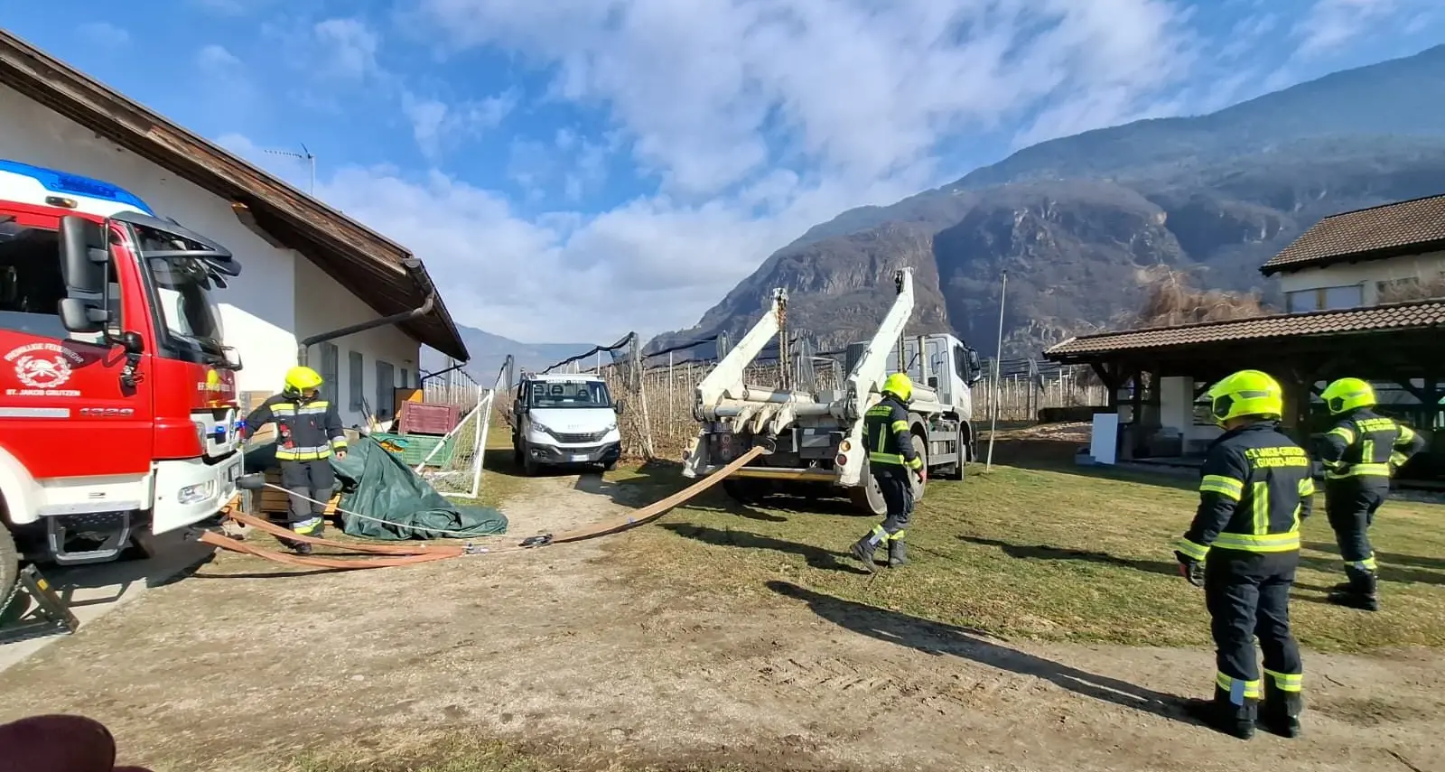 San Giacomo, camion bloccato: recupero in via Vurza