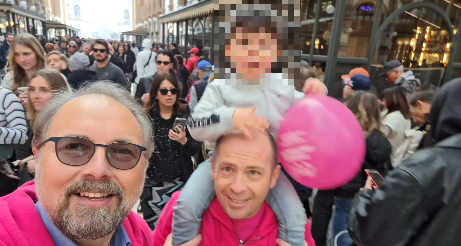 «Noi siamo famiglia», in piazza l’amore di due coppie di papà
