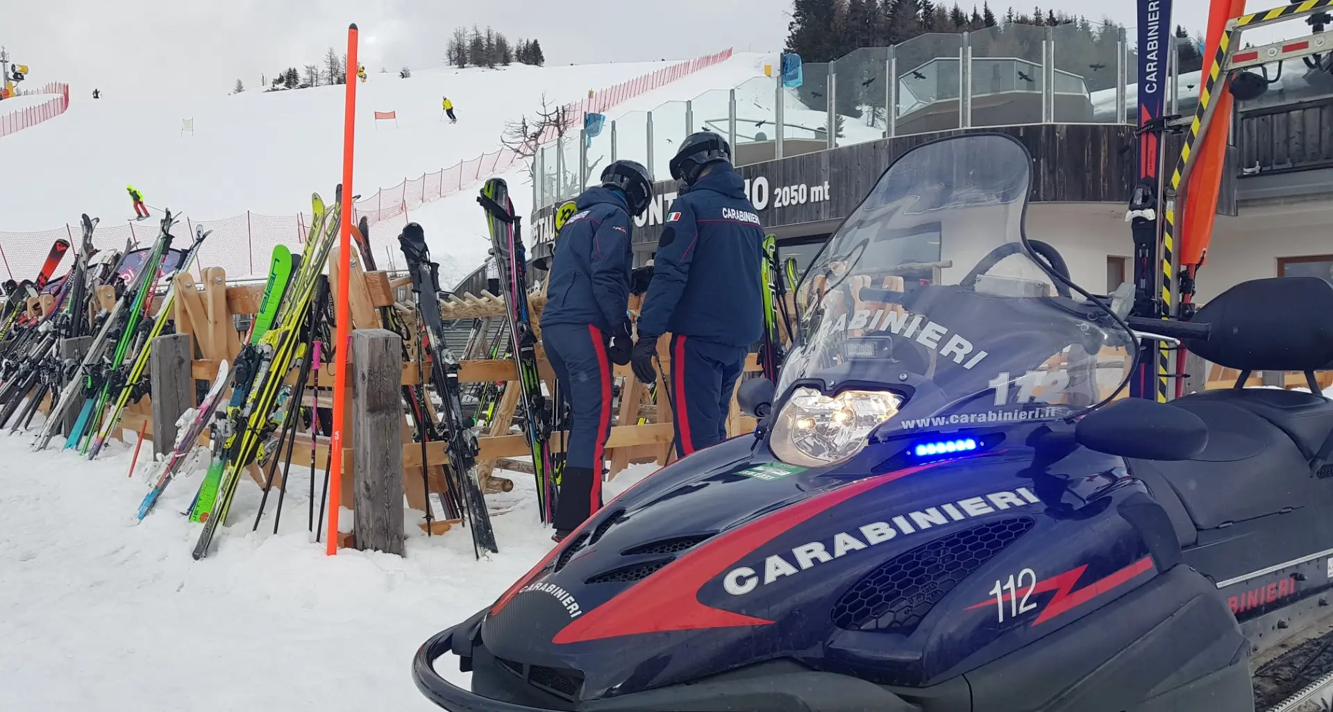San Candido, otto paia di sci rubati quest’inverno: tutti recuperati grazie a telecamere e skipass