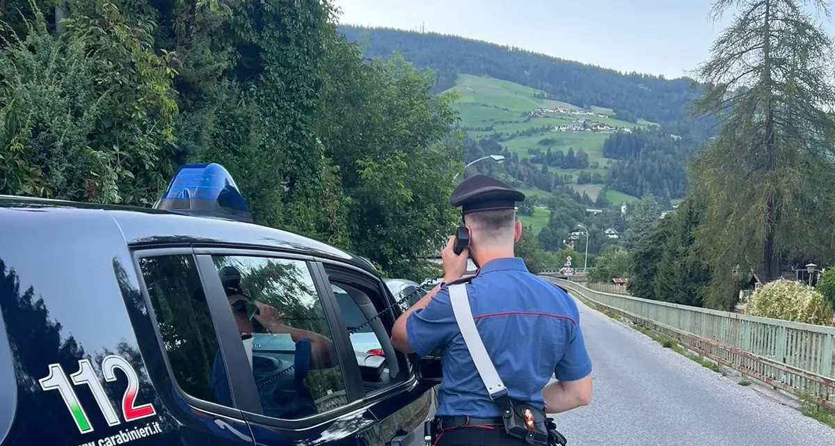 Vipiteno, scaglia una pietra contro il parabrezza, ma nell’auto c’è la telecamera: denunciato