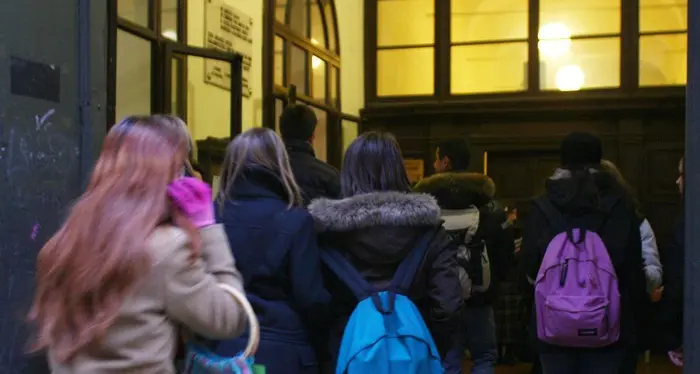 Bullizzato per le cicatrici, i genitori lo tolgono da scuola. La Federazione rugby lo invita allo stadio