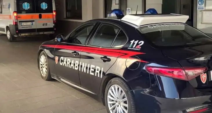 Ruba una borsa in lavanderia, poi minaccia il medico che lo sta visitando: denunciato