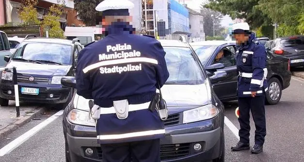 Bolzano, viaggiava a zig zag con un tasso alcolemico 5 volte sopra il limite: denunciato un 41enne