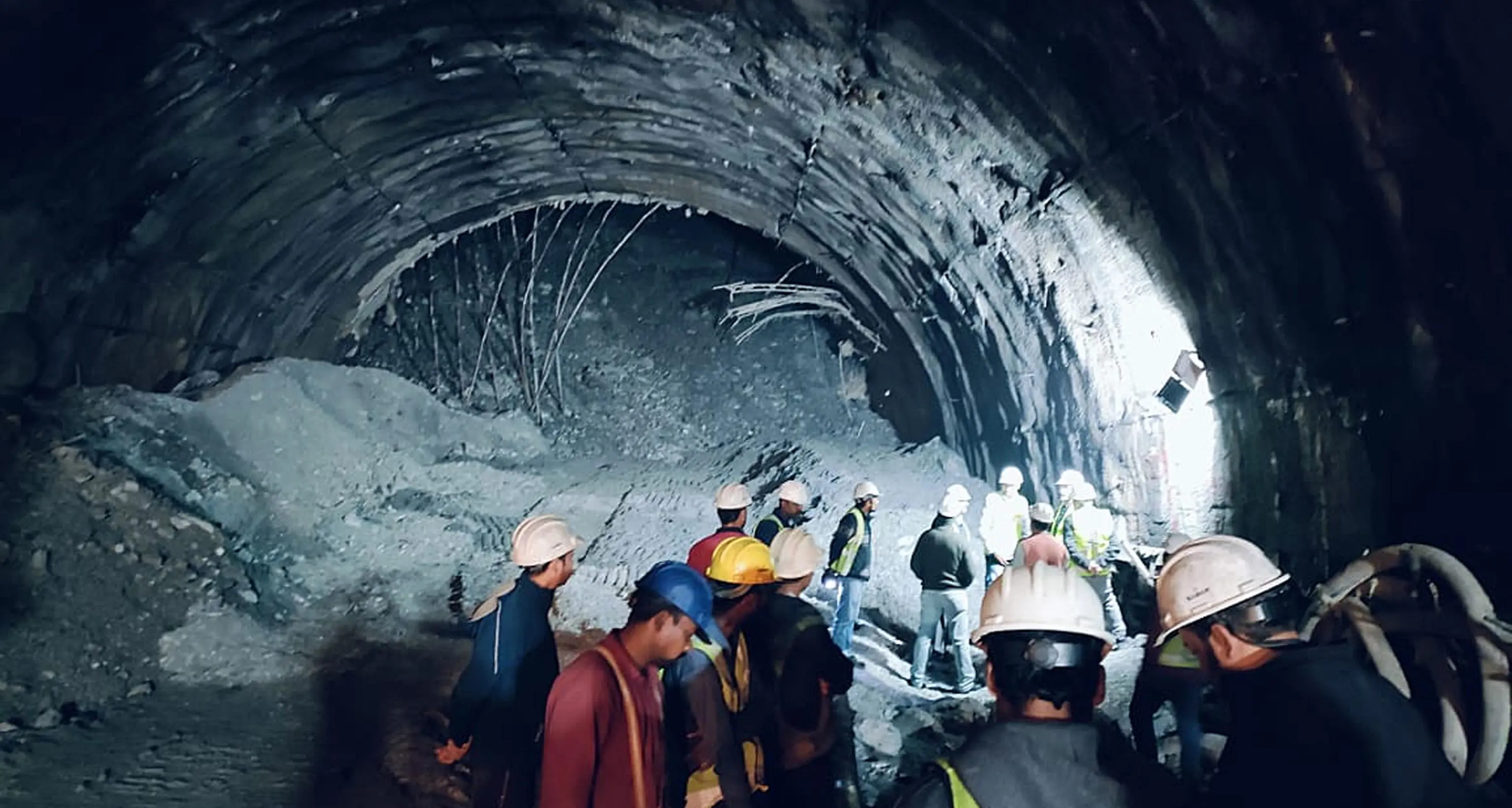 India: si lavora per liberare 40 operai nel tunnel crollato