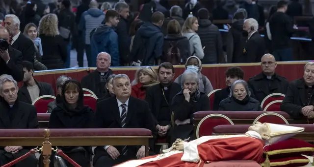 Ratzinger: 25 mila fedeli in visita prima delle 12