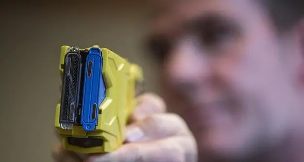 Muore dopo essere stato fermato col taser, l'autopsia: “Necessari ulteriori esami istologici”