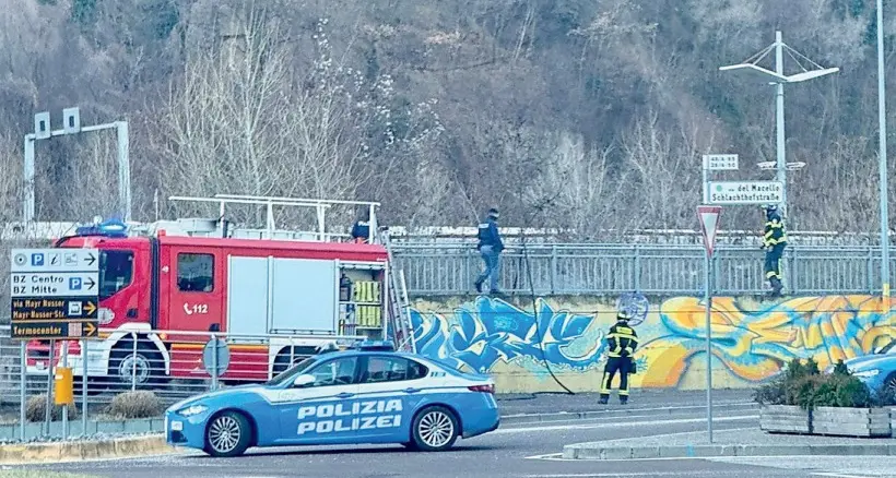 Bolzano, rogo in un bivacco abusivo: i pompieri evitano il peggio