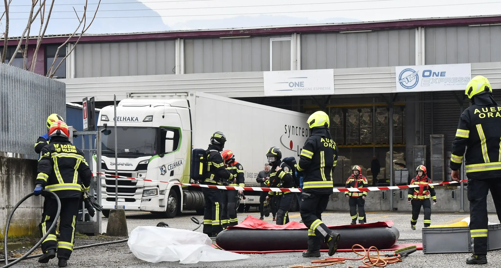 Allarme chimico a Bolzano, a causarlo un chiodo che ha forato un fusto di cloro