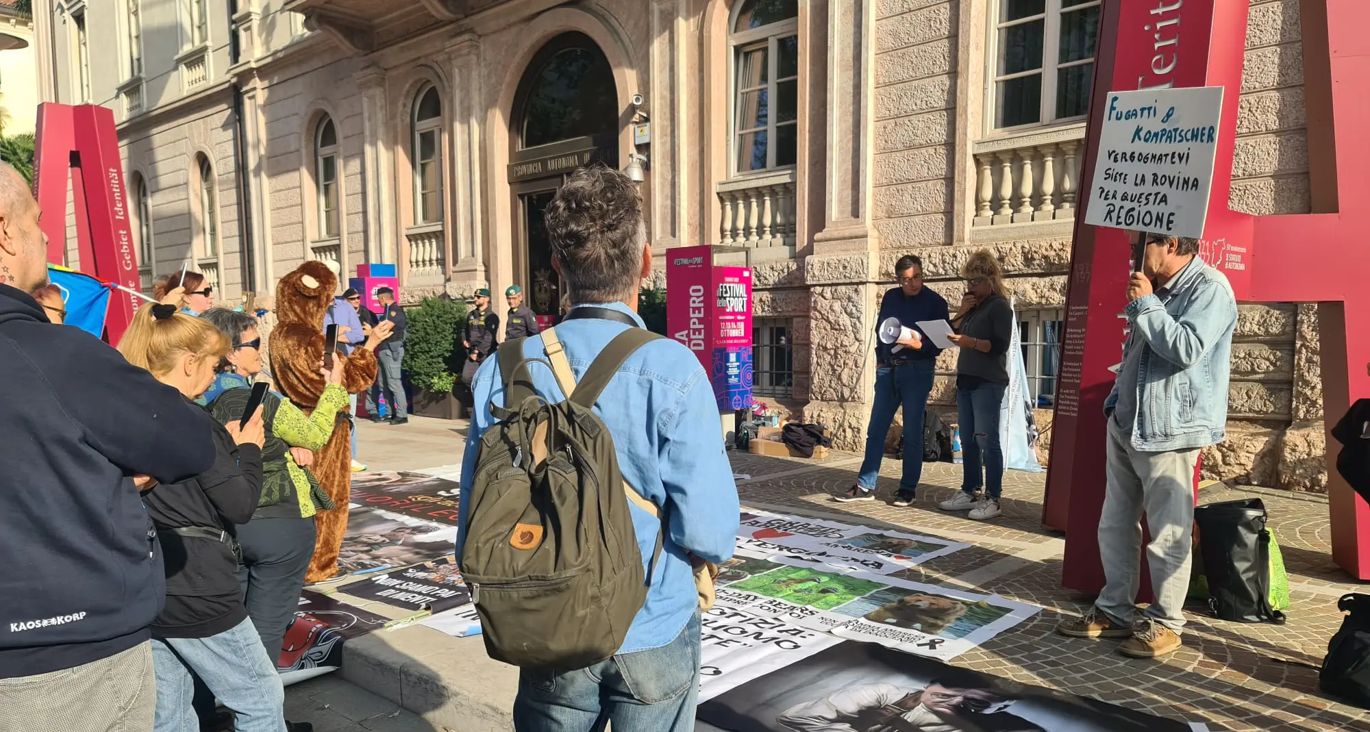 Trento, gli animalisti tentano di circondare Fugatti: bloccati dalla polizia
