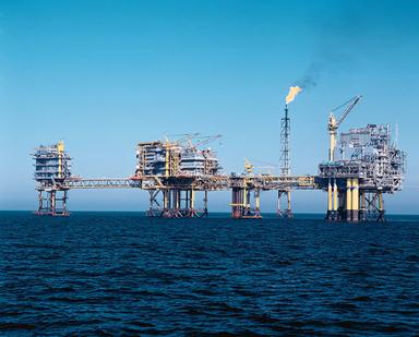Il petrolio balza del 5%, Brent supera 105 dollari