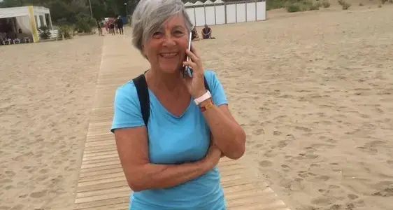 «Non riuscivo più ad abbottonarmi i vestiti». Il chirurgo di Silandro la “salva” con una doppia protesi al pollice