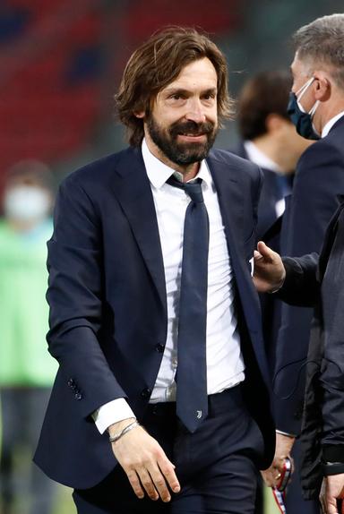 Tecnico di calcio esprime frustrazione attraverso dichiarazione pubblica sui social media, circondato da tensioni dirigenziali, immagine di approfondimento