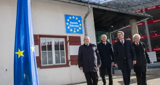 25 anni fa «cadeva» la sbarra di confine al Brennero: «Uniti siamo più forti». Ma resta il problema dei tir