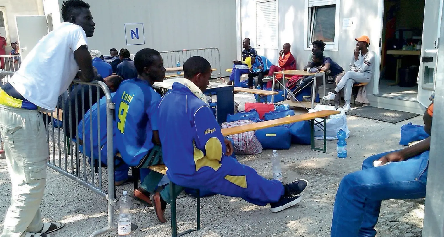 Migranti, nei centri accoglienza 160 invisibili in lista d’attesa