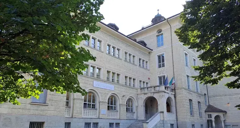Alla scuola Goethe di Bolzano la prima classe di soli migranti: «Non sanno il tedesco»