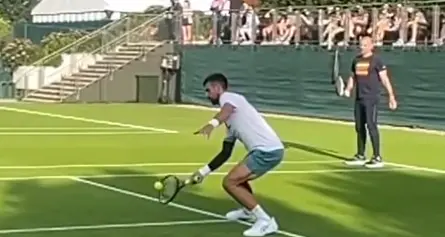 Sinner fa rotta su Wimbledon e si allena con Djokovic