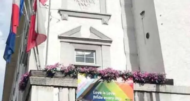 Merano, dalle finestre del municipio la bandiera del Pride