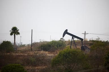 Il petrolio rallenta dopo il picco di ieri, Brent -1% a 106,6 dollari