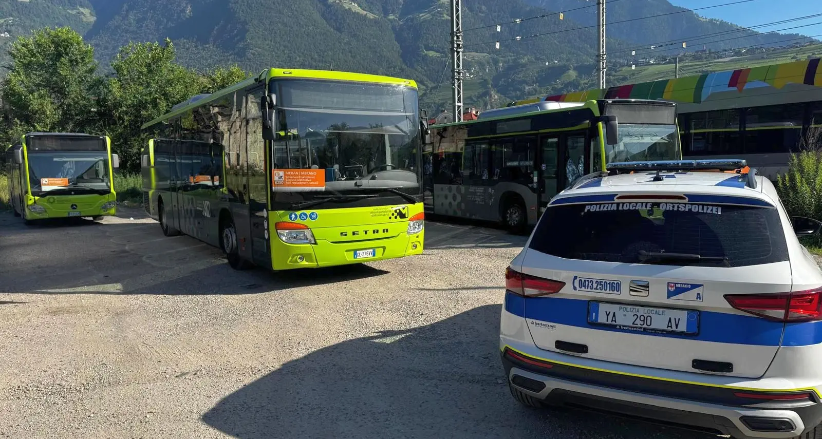 Dormiva abusivamente su un autobus con 76 grammi di hashish: denunciato