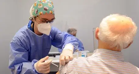 Vaccino, quarta dose: l'Alto Adige non pensa di riaprire gli hub