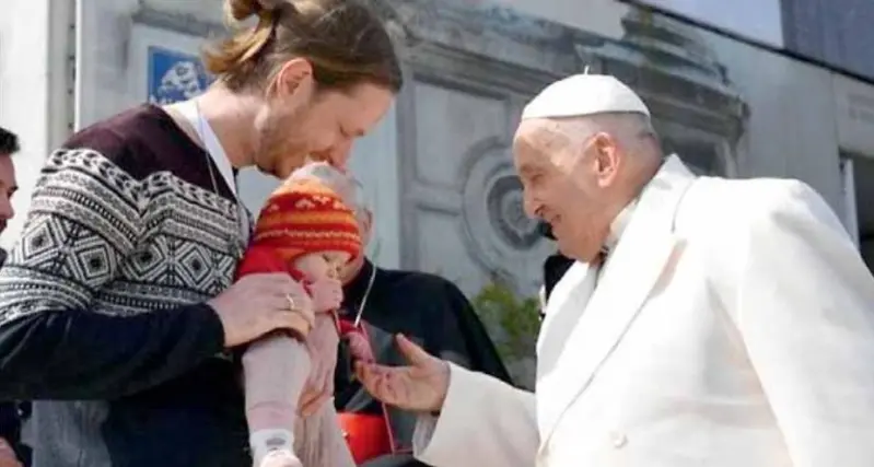 Il Papa gioca con la bimba arrivata dall'Alto Adige
