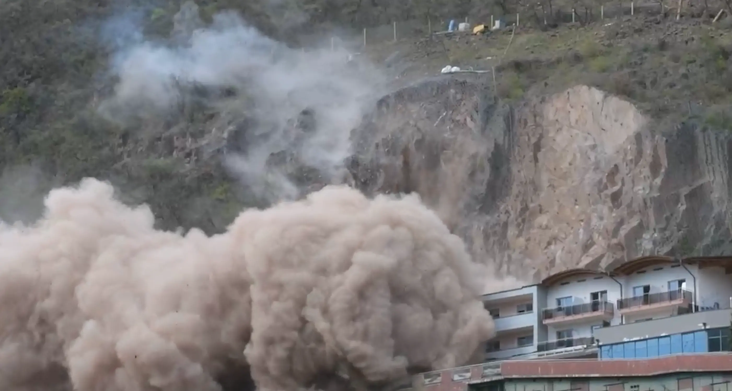 Maxi-brillamento di roccia all'hotel Eberle sopra Bolzano: 125 chili di dinamite distribuiti in 100 fori – VIDEO