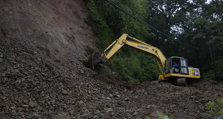 Tragico incidente sul lavoro in Val Sarentino: muore travolto dalla scavatrice