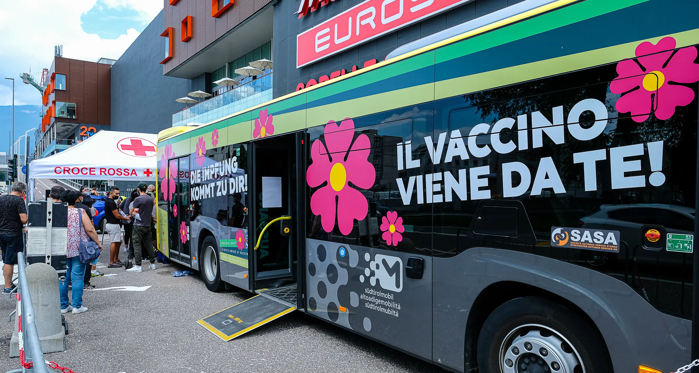 Per i raccoglitori delle mele in Alto Adige arriva il vaxbus
