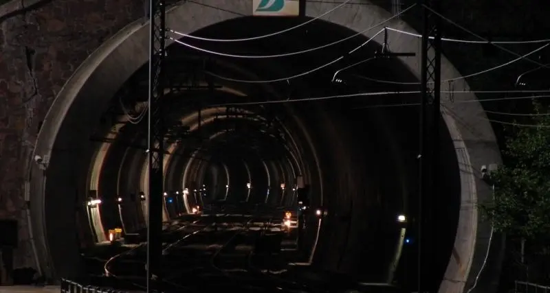 Ferrovie, esercitazione di sicurezza notturna nella galleria Fleres