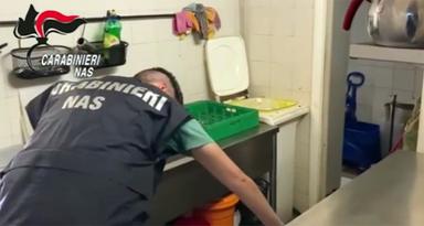 Controlli Nas su acque vendute nei bar e ristoranti, irregolarità per il 54%