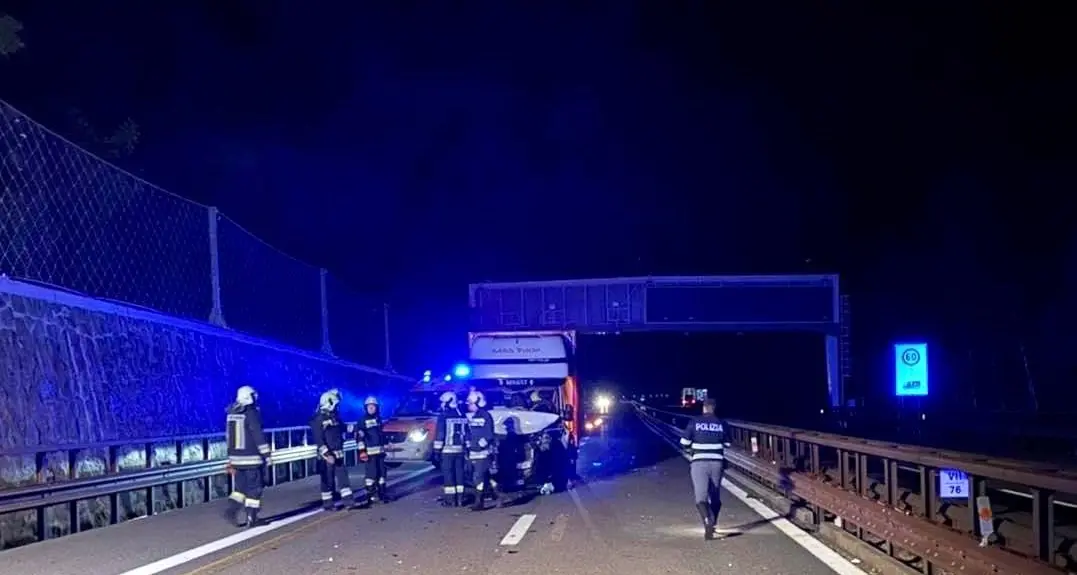 Tamponamento tra camion sull'A22, due feriti