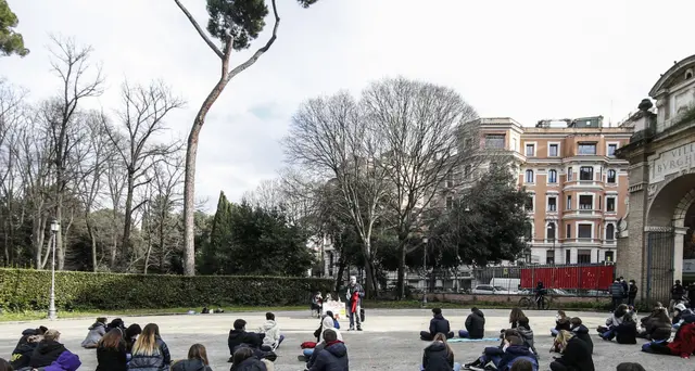 Azzolina, chiederò ristori per la scuola