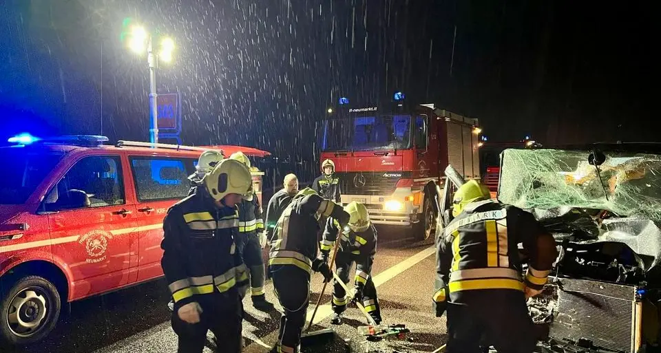 Minibus contro camion sull’A22, passeggeri miracolosamente illesi