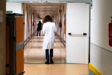 Medici, nel 2025 aumentate del 150% le dimissioni. Superati i pensionamenti
