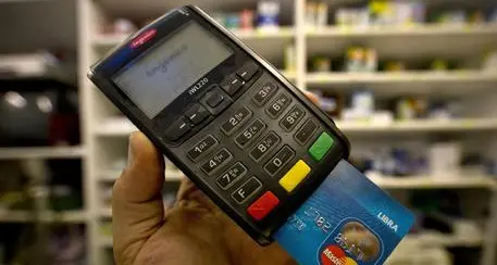Pagamenti col bancomat, dal 30 giugno multe per chi non li accetta
