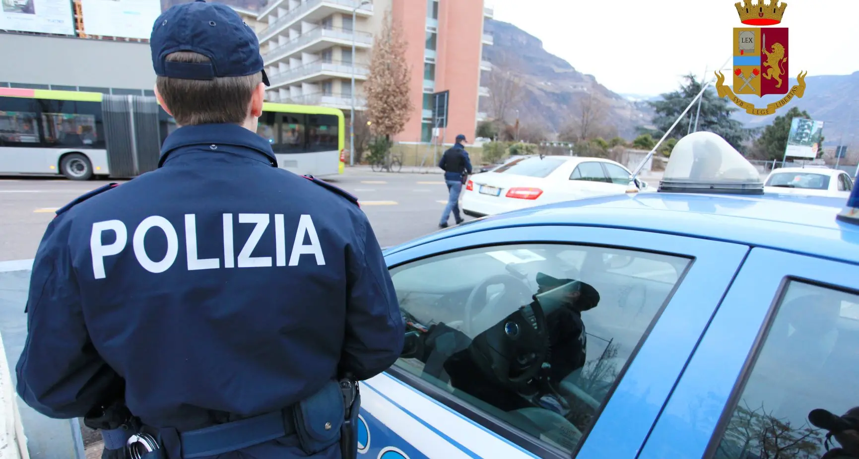 Il padre le trova droga in camera, lei lo aggredisce: arrestata una ragazza a Bolzano