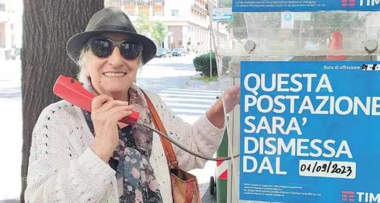 Addio vecchi telefoni pubblici, sei cabine diventano biblioteche