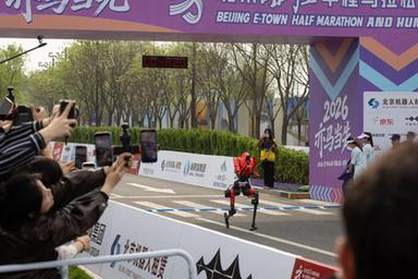 Robot cinese corre i 100 metri in 9"32, battuto il record di Bolt