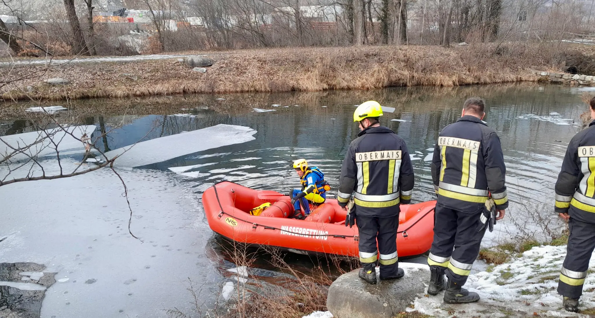 Cane annega nel lago ghiacciato a Lazago