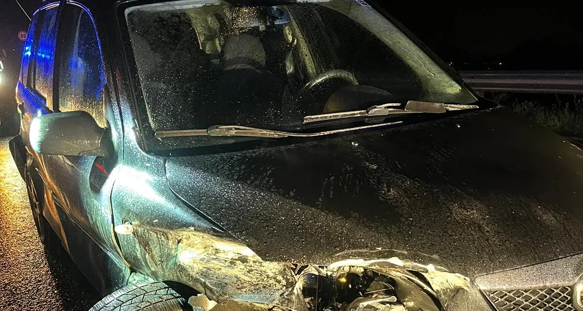 Auto contro il guardrail di notte a Laives, alla guida un 19enne senza patente
